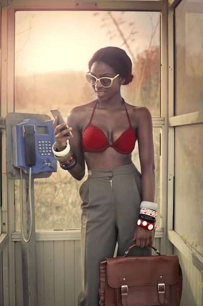 Schwarze Frau mit ihrem Handy — Stockfoto