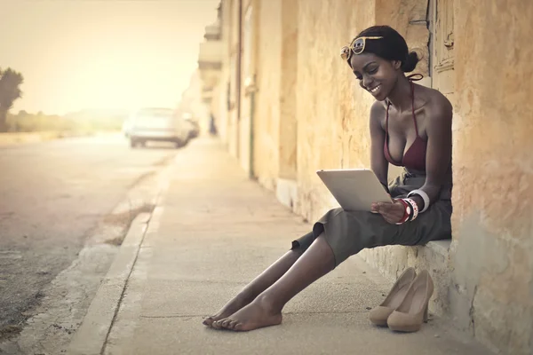 Jovem mulher digitando em seu netbook — Fotografia de Stock