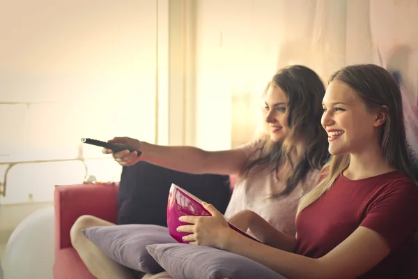 Ragazze che guardano la TV — Foto Stock