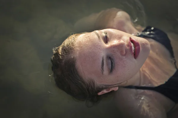 Kvinna i vattnet — Stockfoto