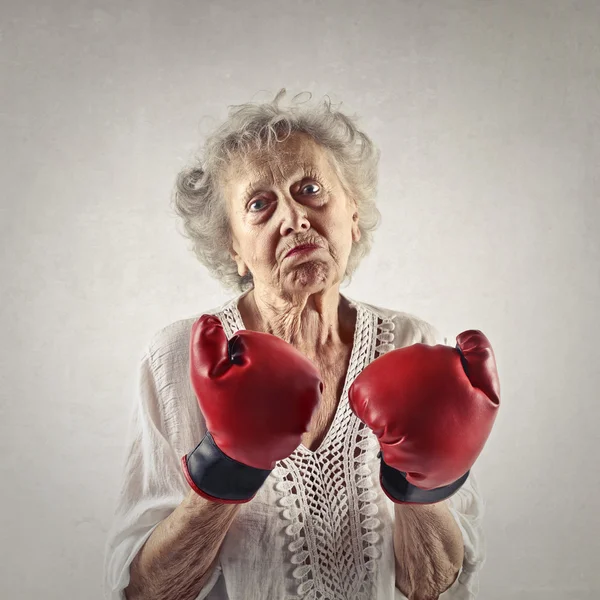 Mulher velha com luvas de boxe — Fotografia de Stock