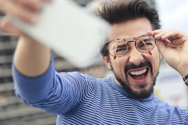 Uomo che si fa selfie — Foto Stock