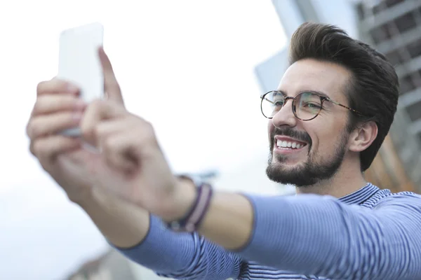 Człowiek przy selfie — Zdjęcie stockowe