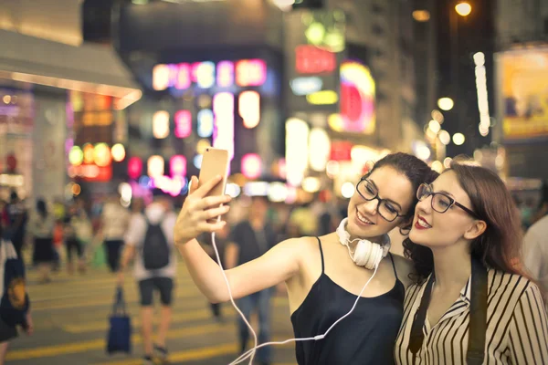 Selfie çeken kızlar. — Stok fotoğraf