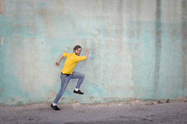 Человек, имитирующий бег
