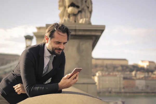 Homem com um smartphone — Fotografia de Stock