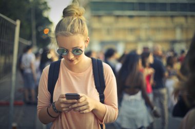 kadın telefonunu kullanıyor