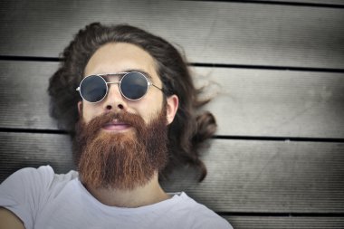 adam yerde yatıyor