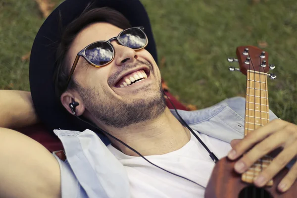 Homme couché dans l'herbe — Photo