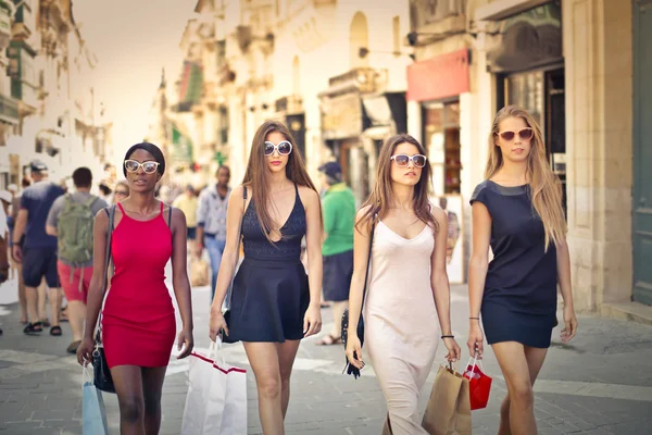 Meninas na rua da moda — Fotografia de Stock