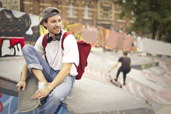 Mann mit Skateboard — Stockfoto