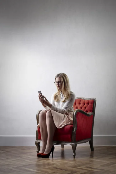 Ženy používá její telefon — Stock fotografie