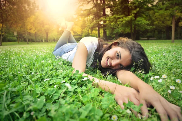 Vrouw ligt in het gras — Stockfoto