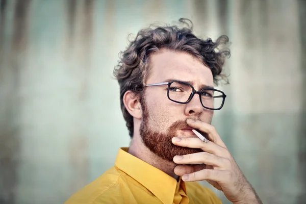 Homem fumando em óculos — Fotografia de Stock