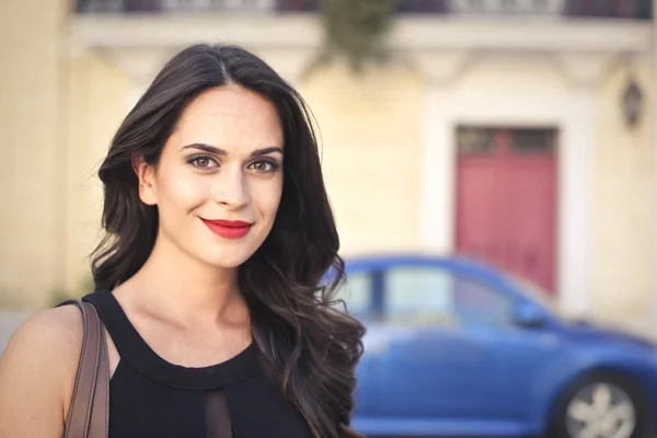 Smiling beauty on the street — Stock Photo, Image