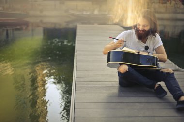 sakallı adam bir guitart ile