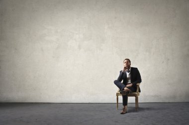 bir odada oturan adam