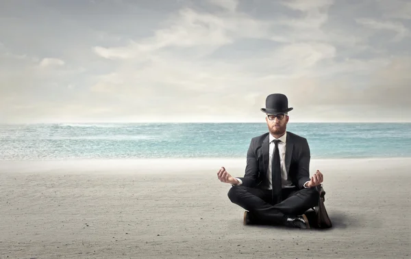 Meditación junto al mar — Foto de Stock