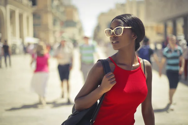 Mujer negra en vestido rojo — Foto de Stock