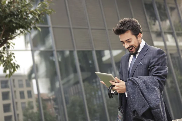 Hombre de negocios mirando su tableta — Foto de Stock