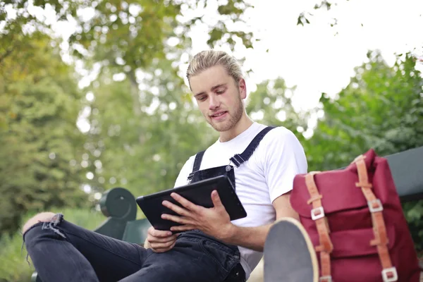 Joven leyendo en es tableta — Foto de Stock