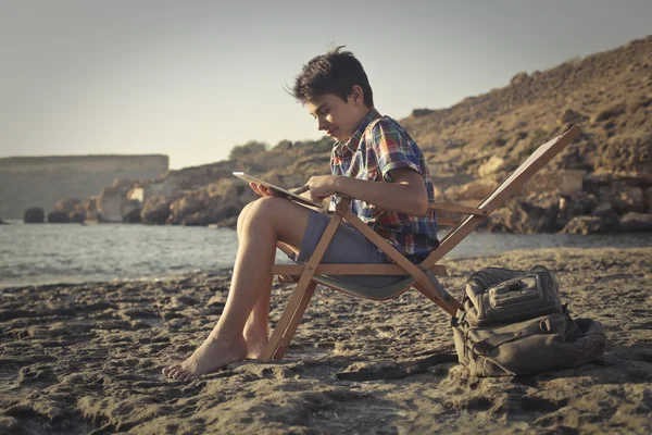 Niño en la playa —  Fotos de Stock