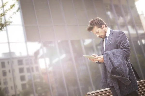 Hombre de negocios trabajando en su tableta — Foto de Stock