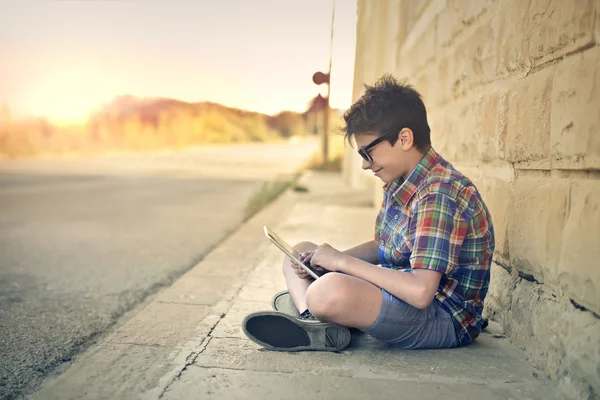 Menino brincando em um tablet — Fotografia de Stock