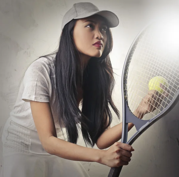 Femme jouant au tennis — Photo