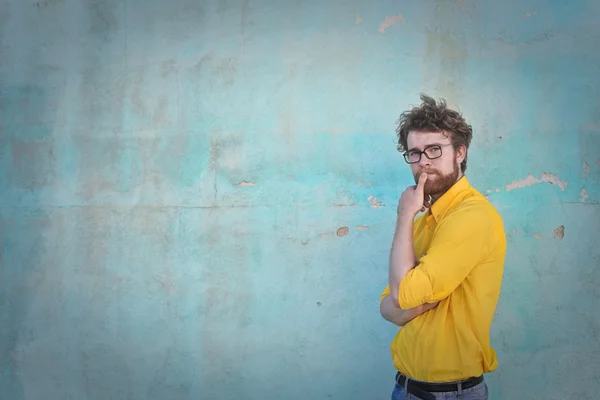 Hombre en frente de la pared — Foto de Stock