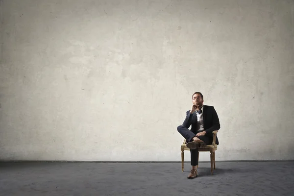 Sentado hombre en una habitación — Foto de Stock