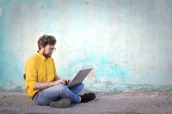 Homme avec un ordinateur portable — Photo