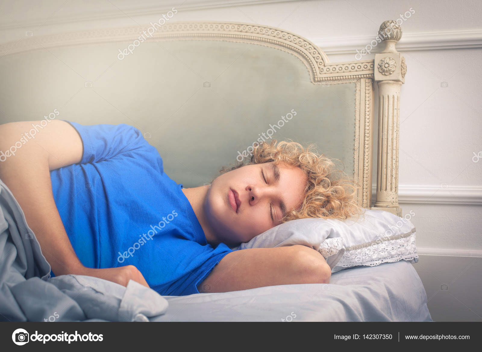 Мальчики подростки спят