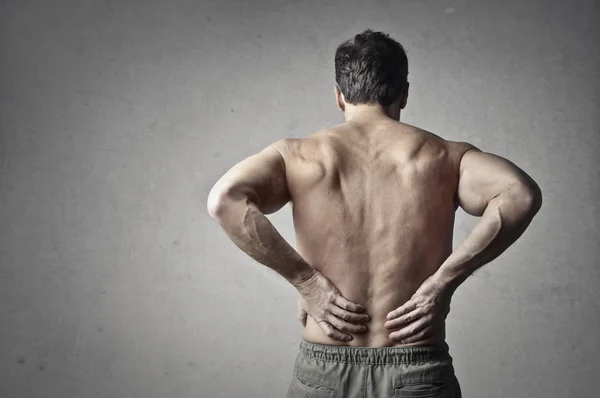 Человек с болями в спине — стоковое фото