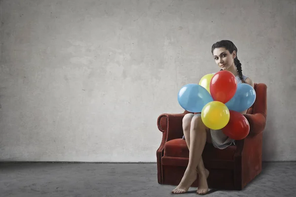 Femme avec des ballons — Photo