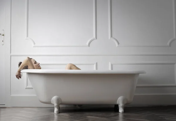 Woman in bathtub — Stock Photo, Image