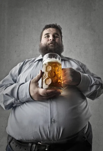 Людина з пивом — стокове фото