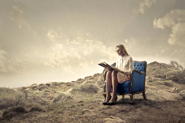 Жінка читає на дивані — стокове фото