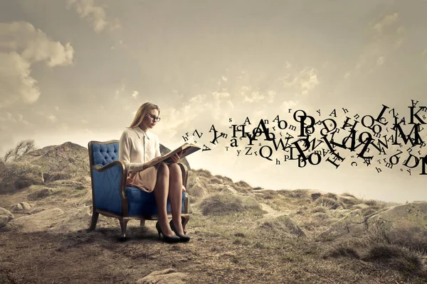 Vrouw leest op heuvel — Stockfoto
