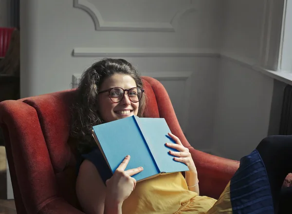 Vrouw leest binnen — Stockfoto