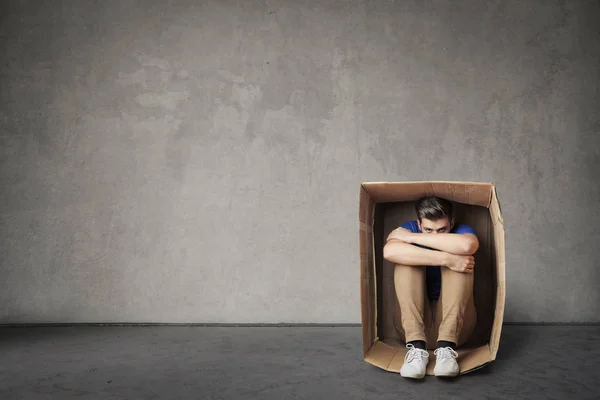 Homme caché dans une boîte — Photo