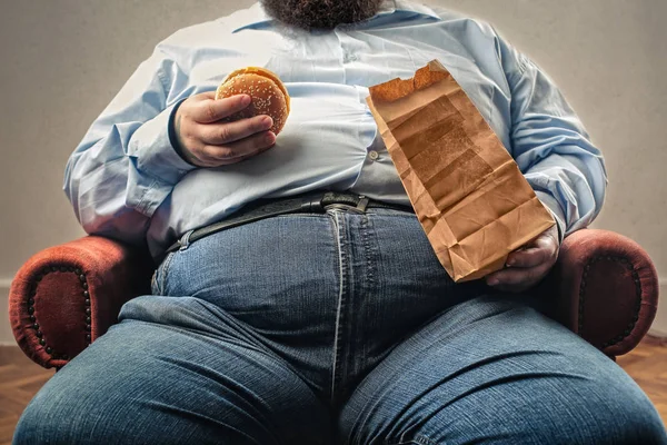 Mann isst Hamburger — Stockfoto