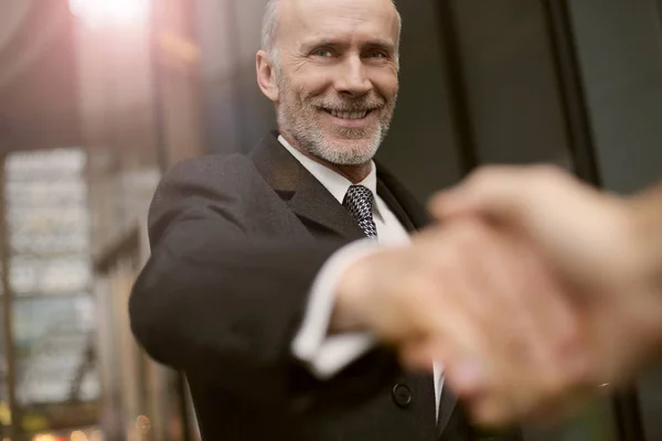 Older businessman meeting someone — Stock Photo, Image