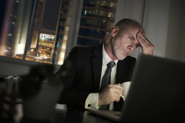 Homme d'affaires stressé travaillant — Photo