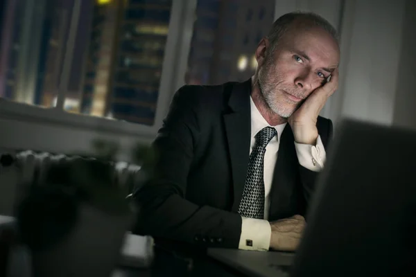 Homem de negócios cansado no escritório — Fotografia de Stock