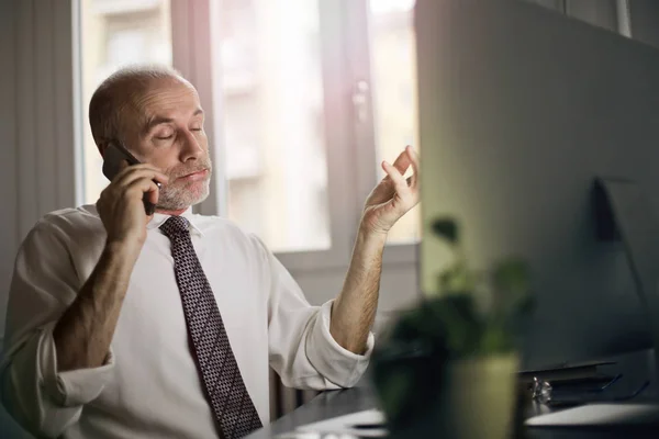 Homme d'affaires plus âgé téléphonant — Photo