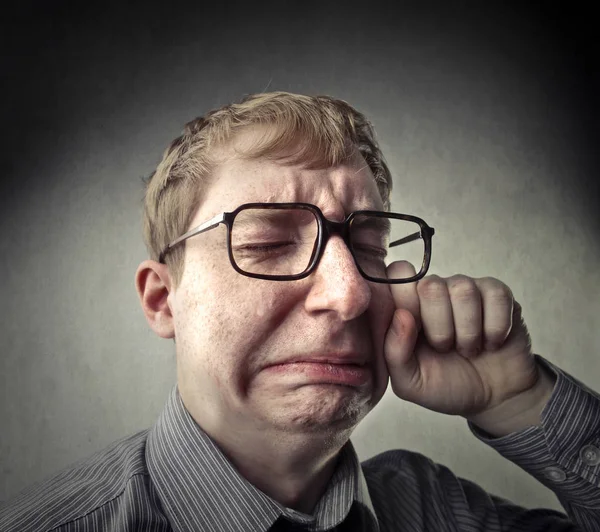 Hombre llorando en gafas — Foto de Stock