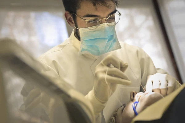 Dentista en el trabajo —  Fotos de Stock