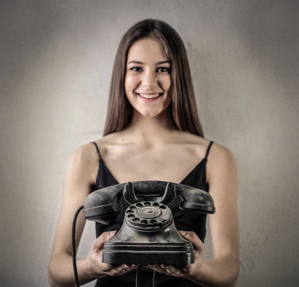 Женщина со старым телефоном — стоковое фото