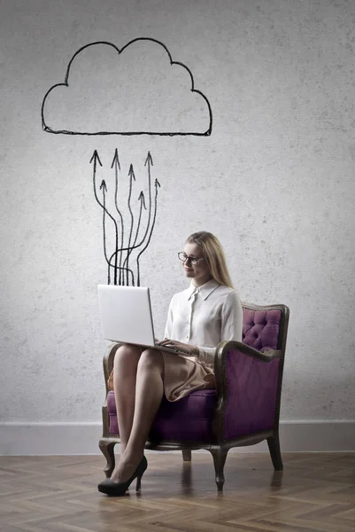 Mujer de negocios utilizando la nube — Foto de Stock